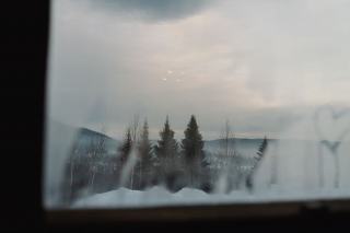 Lumière du soleil d'hiver derrière une fenêtre